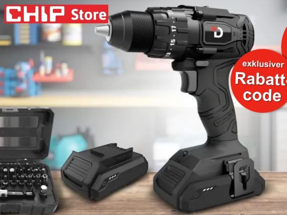 CHIP Akkuschrauber DA01 aus dem CHIP Store in der Frontansicht mit bürstenlosem 20-Volt-Motor, 13-mm-Schnellspannbohrfutter, zwei 20V-Lithium-Ionen-Akkus, Schnellladegerät und 32-teiligem Bit-Set – erhältlich im CHIP Store vor einem Werkstatt-Hintergrund.