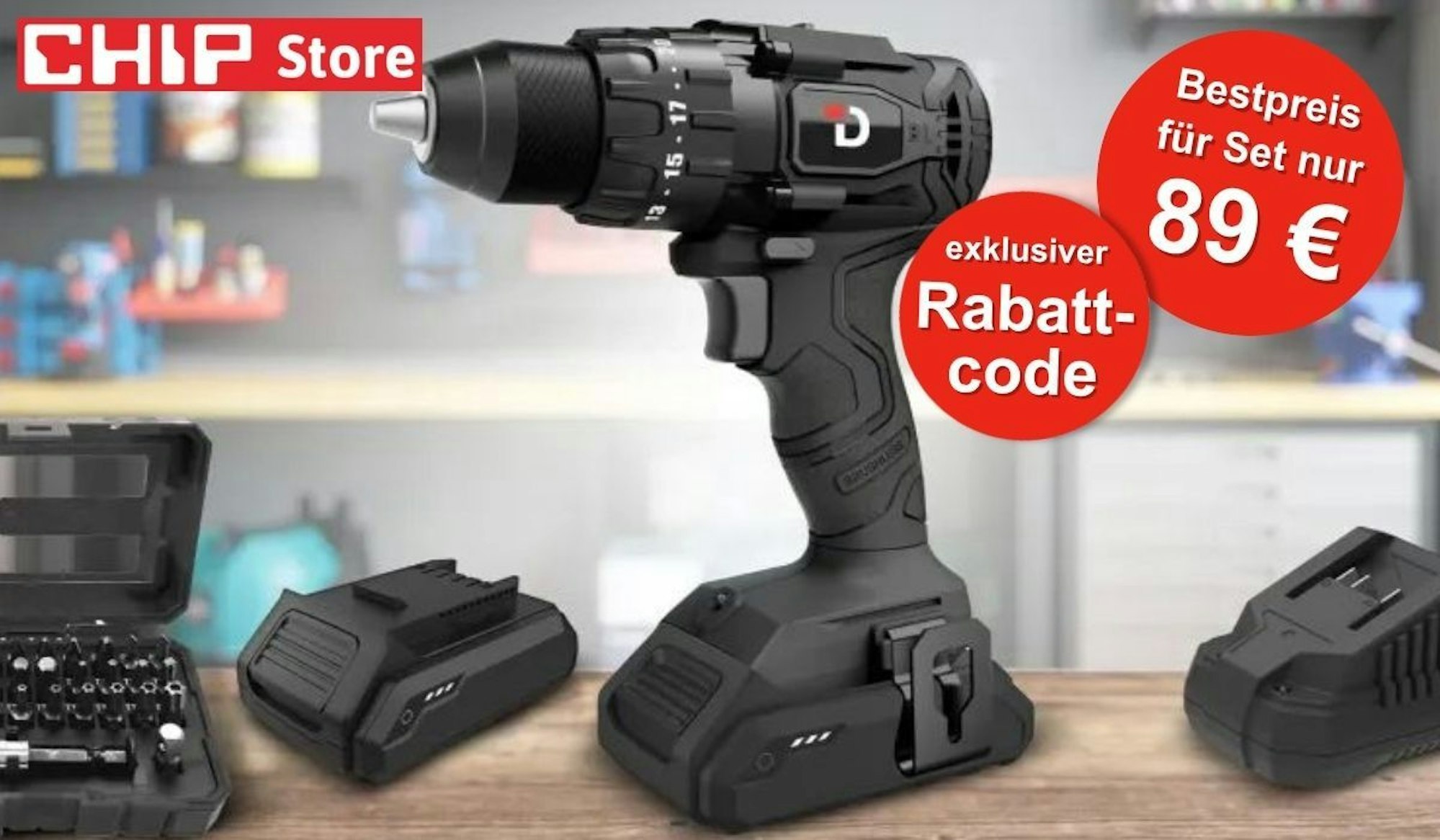 CHIP Akkuschrauber DA01 aus dem CHIP Store in der Frontansicht mit bürstenlosem 20-Volt-Motor, 13-mm-Schnellspannbohrfutter, zwei 20V-Lithium-Ionen-Akkus, Schnellladegerät und 32-teiligem Bit-Set – erhältlich im CHIP Store vor einem Werkstatt-Hintergrund.