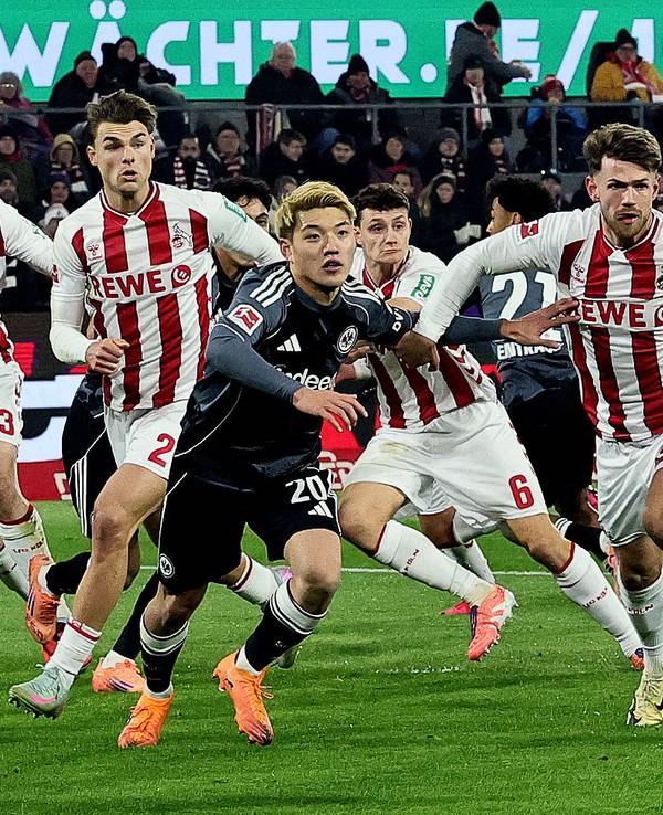 Mario Götze, Dominique Heintz, Joel Schmied, Ristu Doan, Eric Martel und Jan Thielmann erwarten eine Hereingabe.