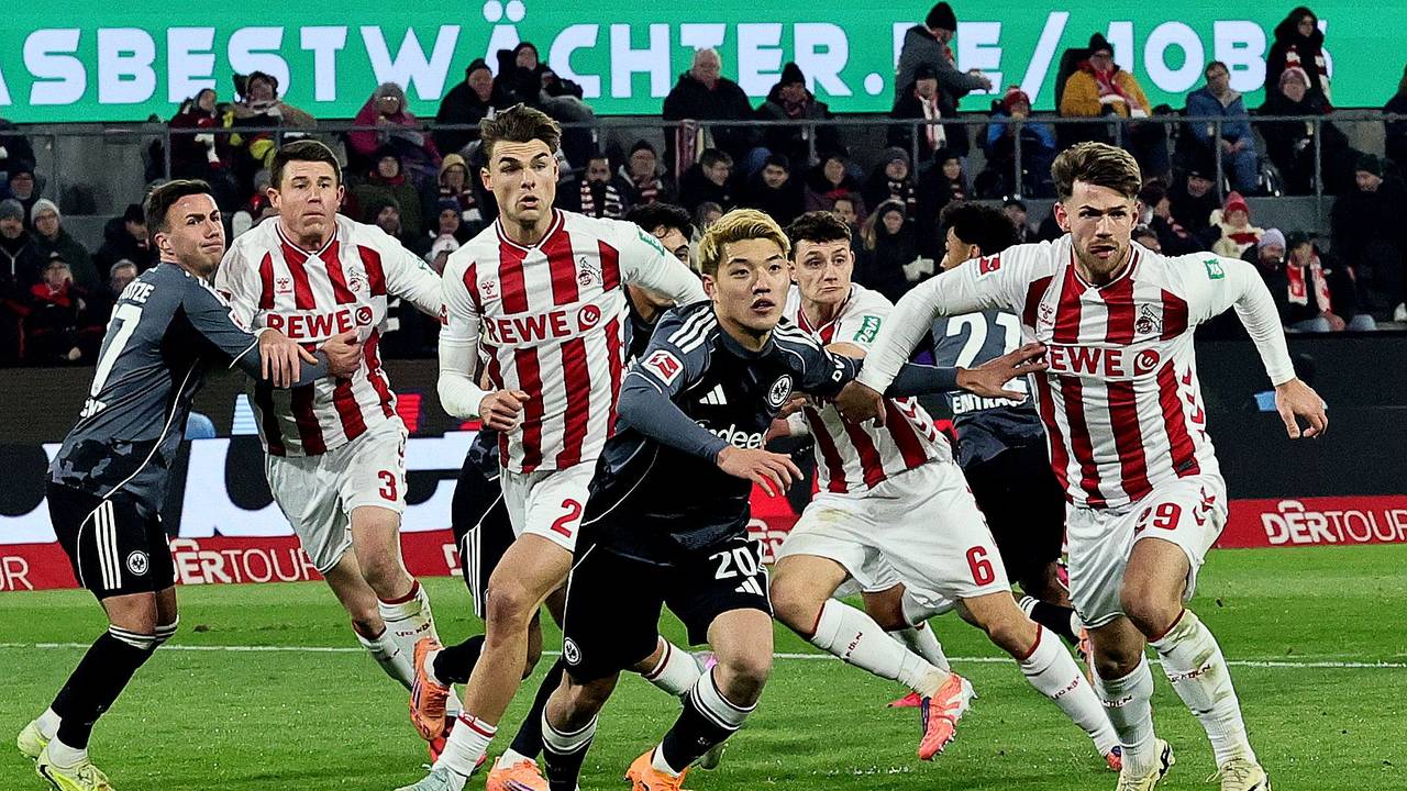 Mario Götze, Dominique Heintz, Joel Schmied, Ristu Doan, Eric Martel und Jan Thielmann erwarten eine Hereingabe.
