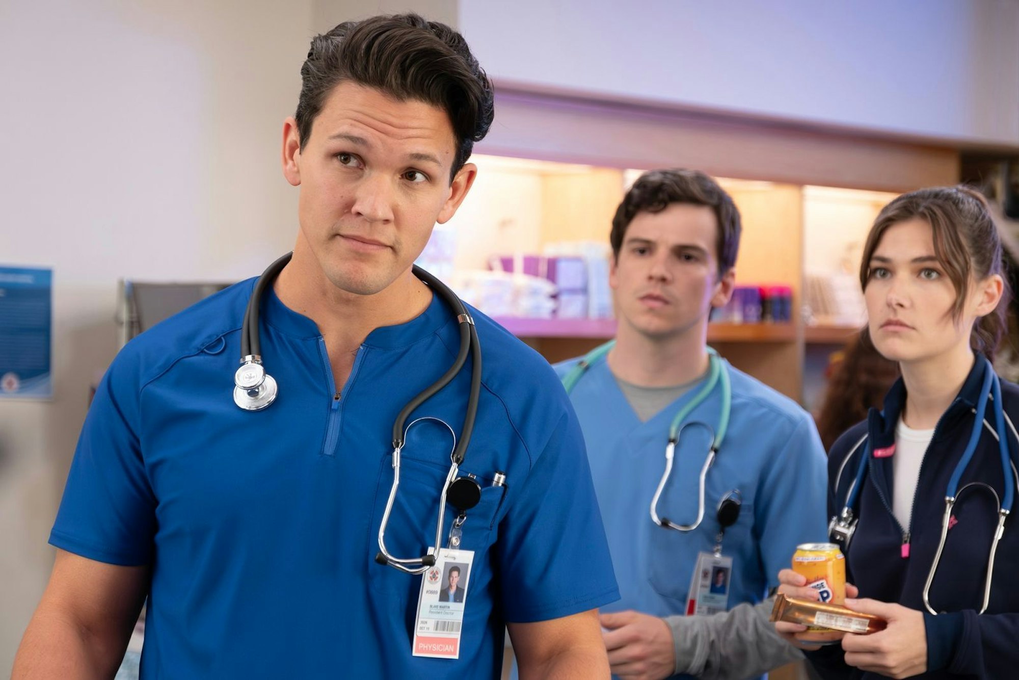 Die neue Generation Arzt-Azubis (David Gridley, Jacob Dudman, Ava Bunn) sieht die Dinge mitunter etwas anders als die Boomer. (Bild: © Disney / Jeff Weddell)