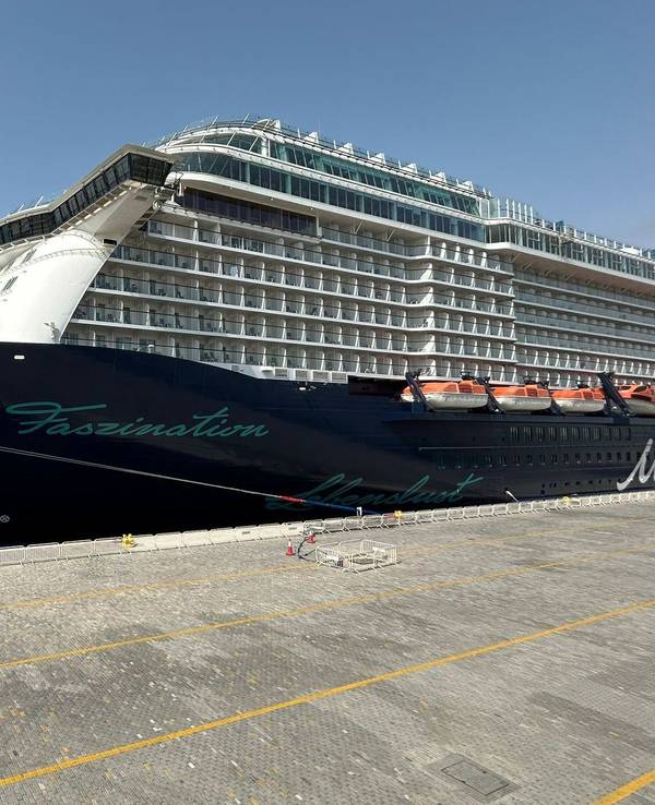 „Mein Schiff 5“ liegt seit Ausbruch des Krieges im Hafen von Doha fest.