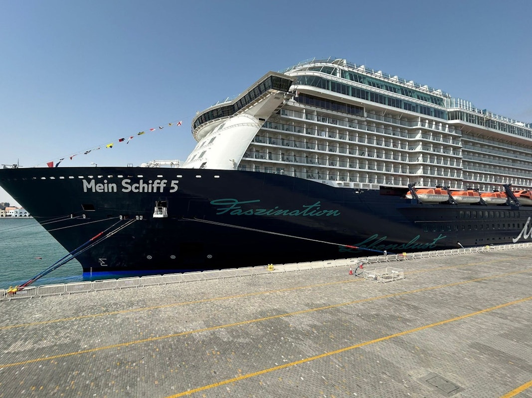 „Mein Schiff 5“ liegt seit Ausbruch des Krieges im Hafen von Doha fest.