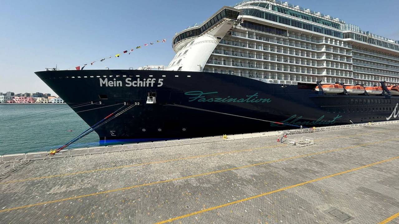 „Mein Schiff 5“ liegt seit Ausbruch des Krieges im Hafen von Doha fest.