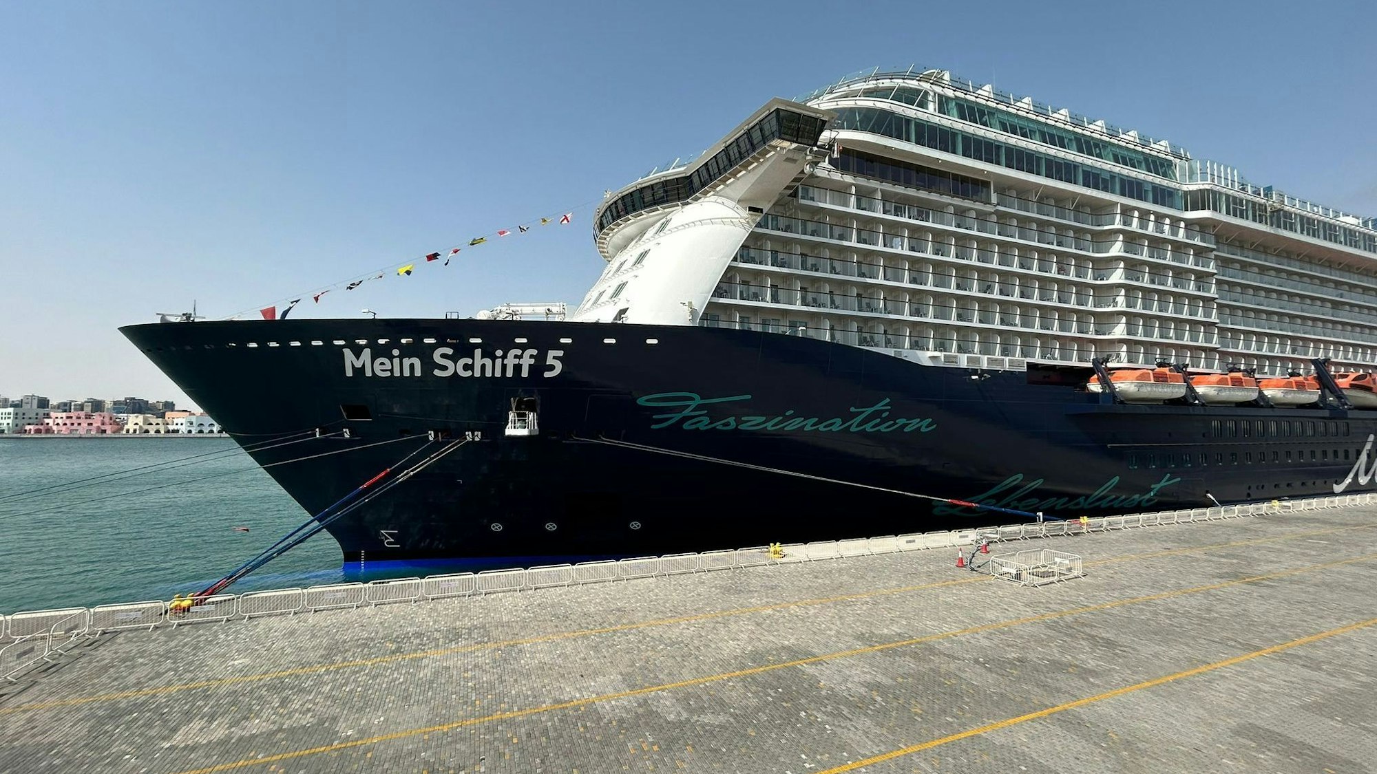 „Mein Schiff 5“ liegt seit Ausbruch des Krieges im Hafen von Doha fest.