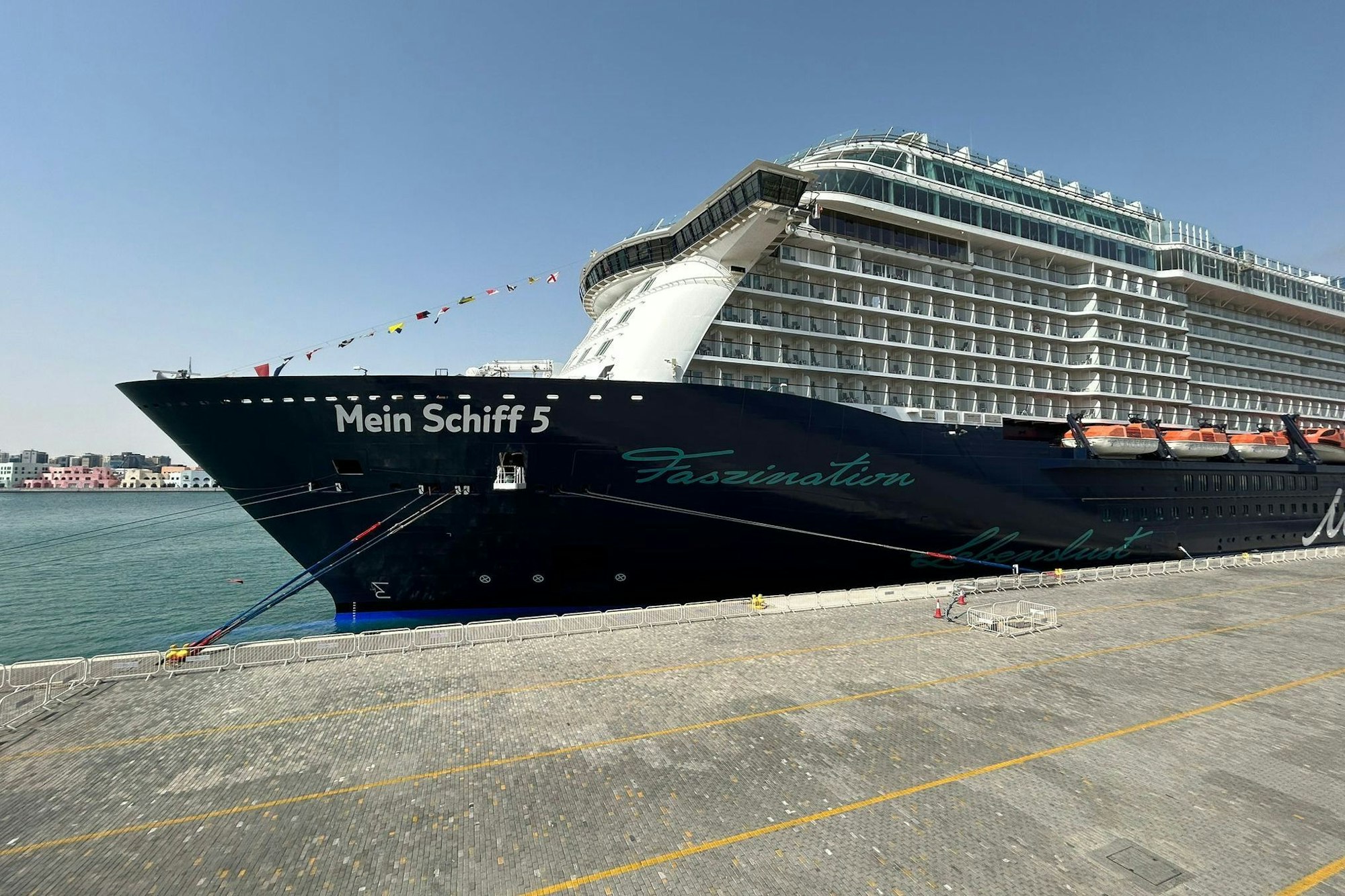 Das Kreuzfahrtschiff „Mein Schiff 5“ im Hafen von Doha. Wie die Reederei mitteilte, hat das Schiffe die Straße von Hormus sicher durchquert.