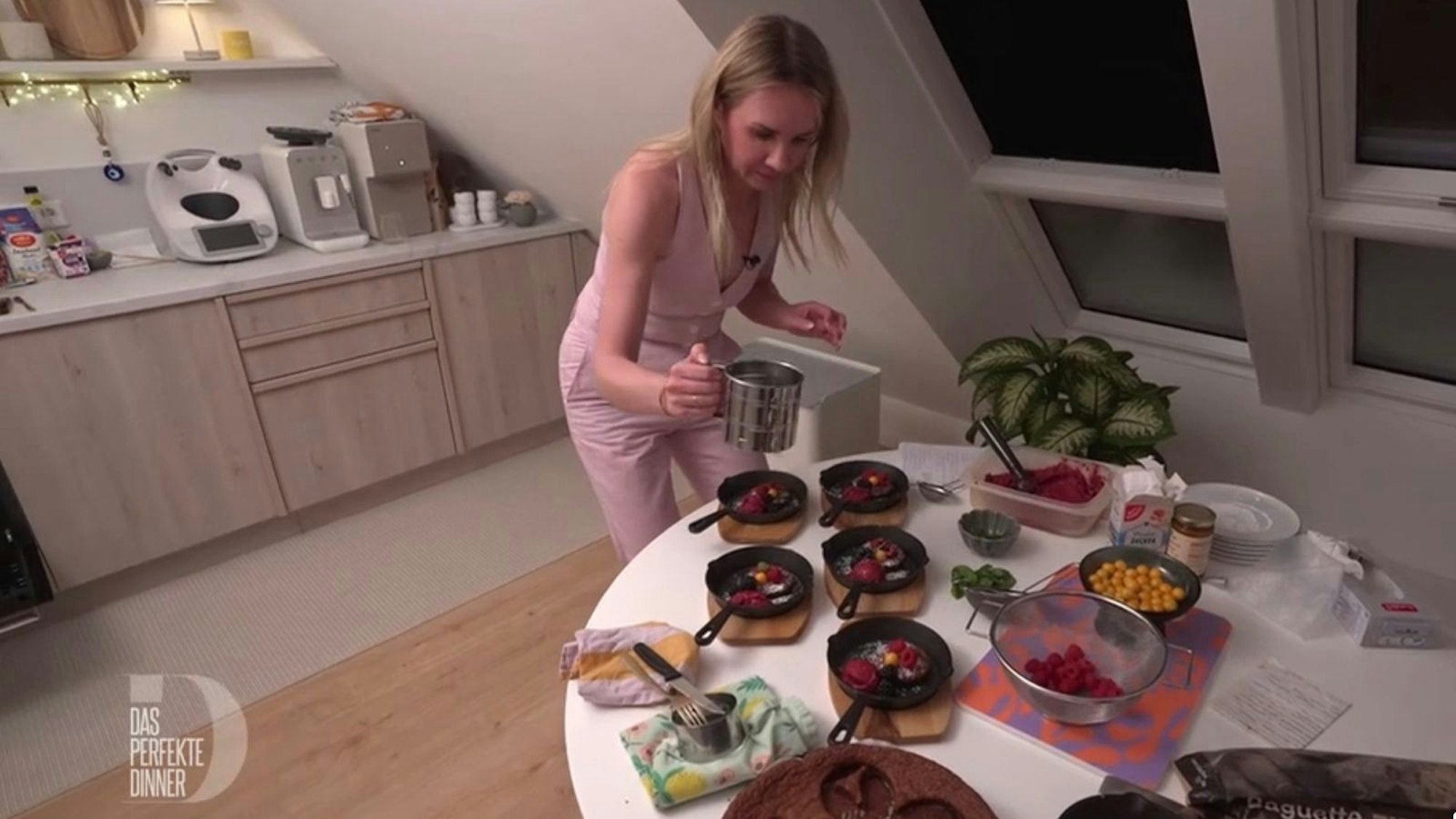 Schokotarte mit Kirscheis: Beim Dessert setzt Christin (43) auf Bewährtes aus ihrer Kindheit (Bild: RTL)