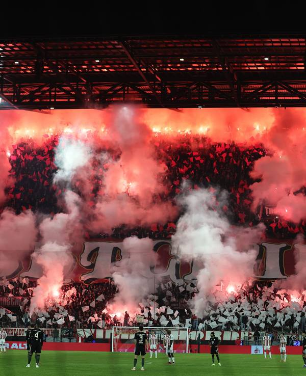 Die Fans des 1. FC Köln fackeln Pyros gegen Bayern ab