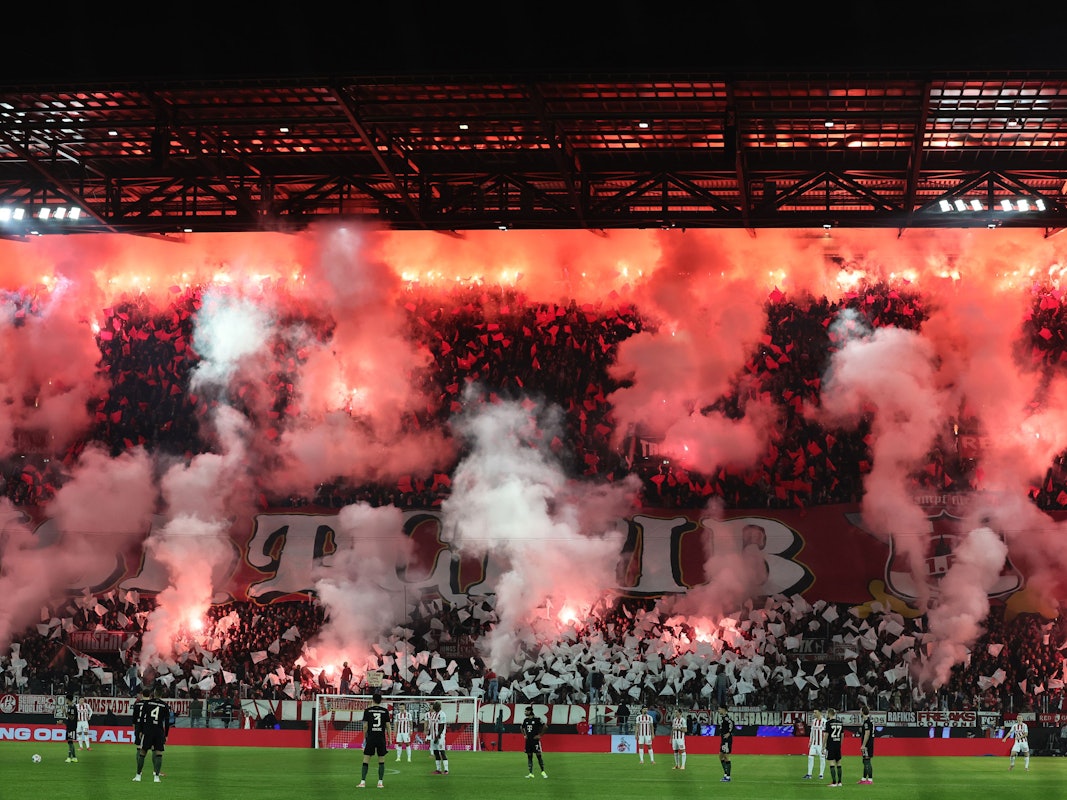 Die Fans des 1. FC Köln fackeln Pyros gegen Bayern ab
