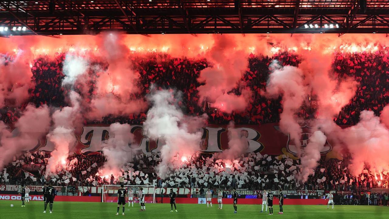 Die Fans des 1. FC Köln fackeln Pyros gegen Bayern ab