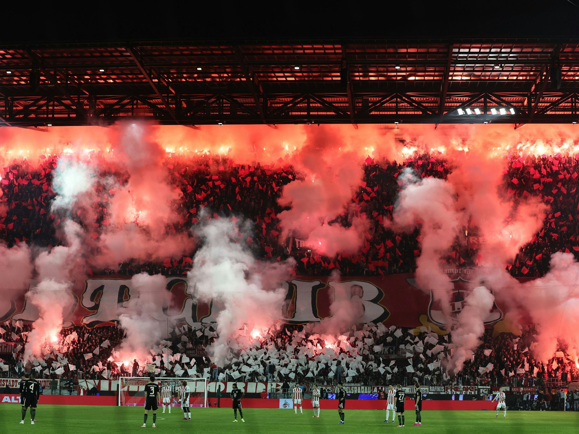 Die Fans des 1. FC Köln fackeln Pyros gegen Bayern ab