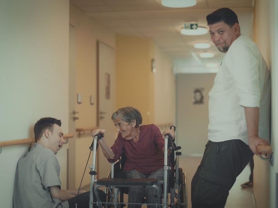 Tim Mälzer merkt, wie gut Jordan (l.) mit den Seniorinnen und Senioren umgehen kann. (Bild: RTL)