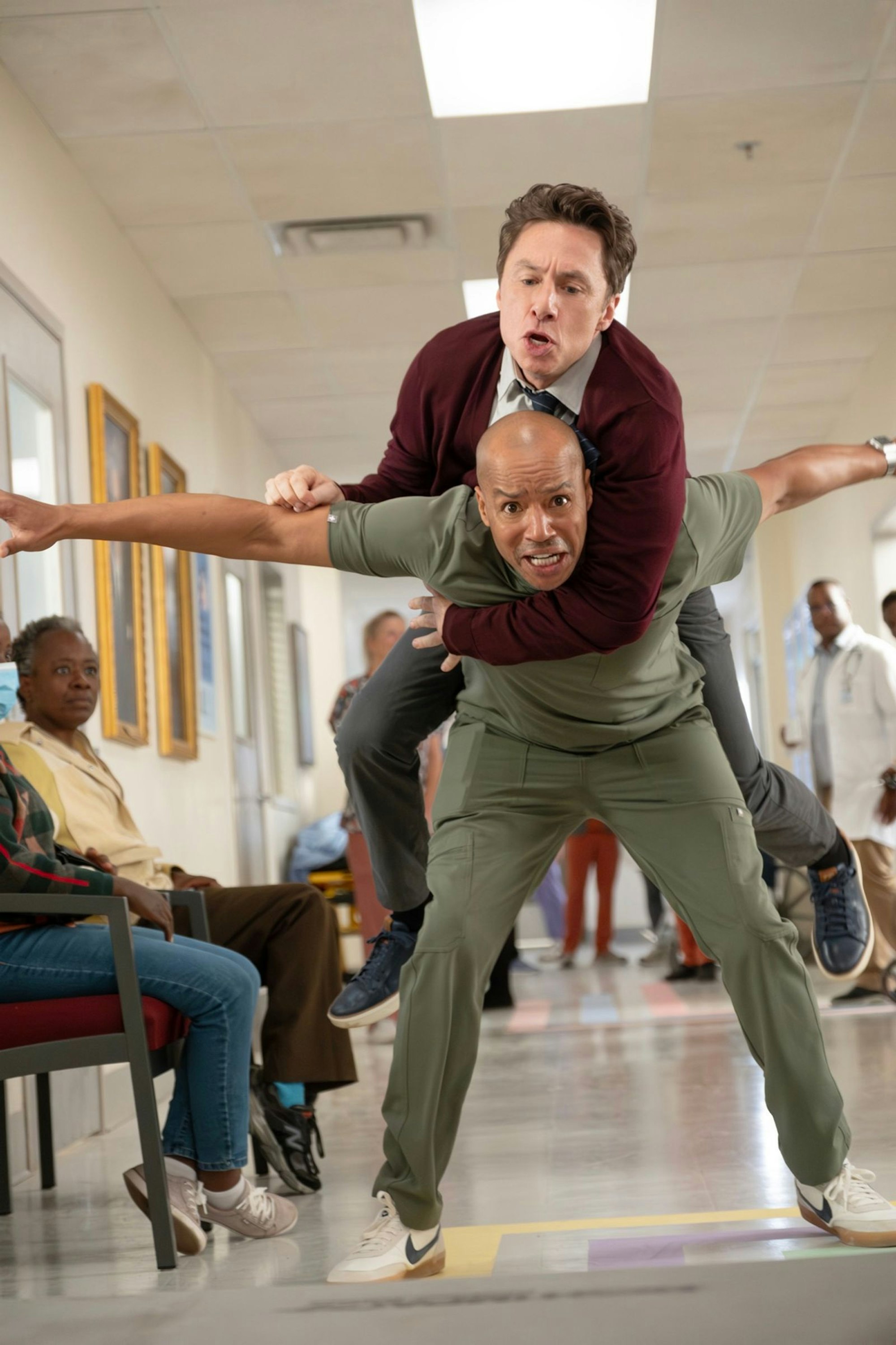 Turk (John Faison, unten) und John „JD“ Dorian (Zach Braff) stellen schnell fest, dass ihre Huckepack-Aktionen nicht mehr ganz so schmerzfrei sind, wie vor 16 Jahren. (Bild: © Disney / Jeff Weddell)