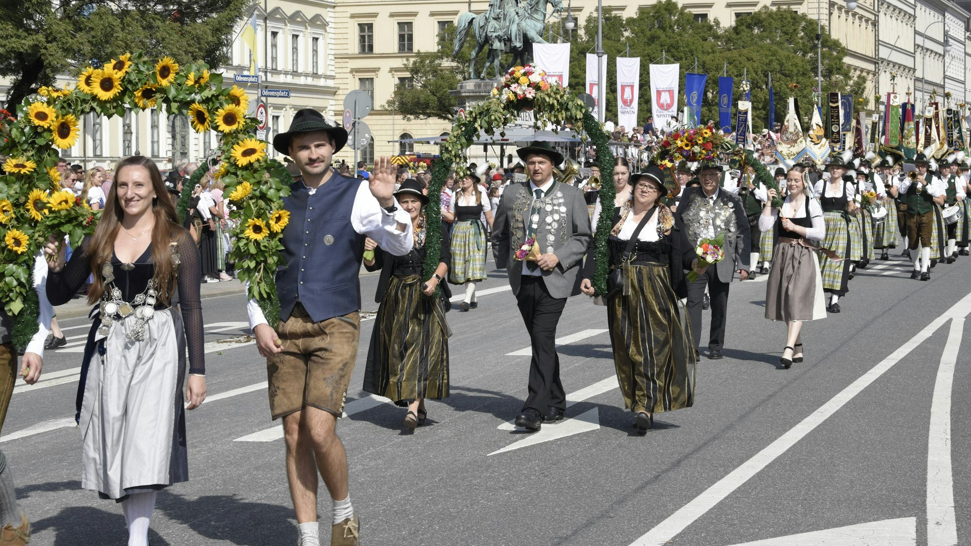 Trachten- und Schützenzug beim Oktoberfest durch München.