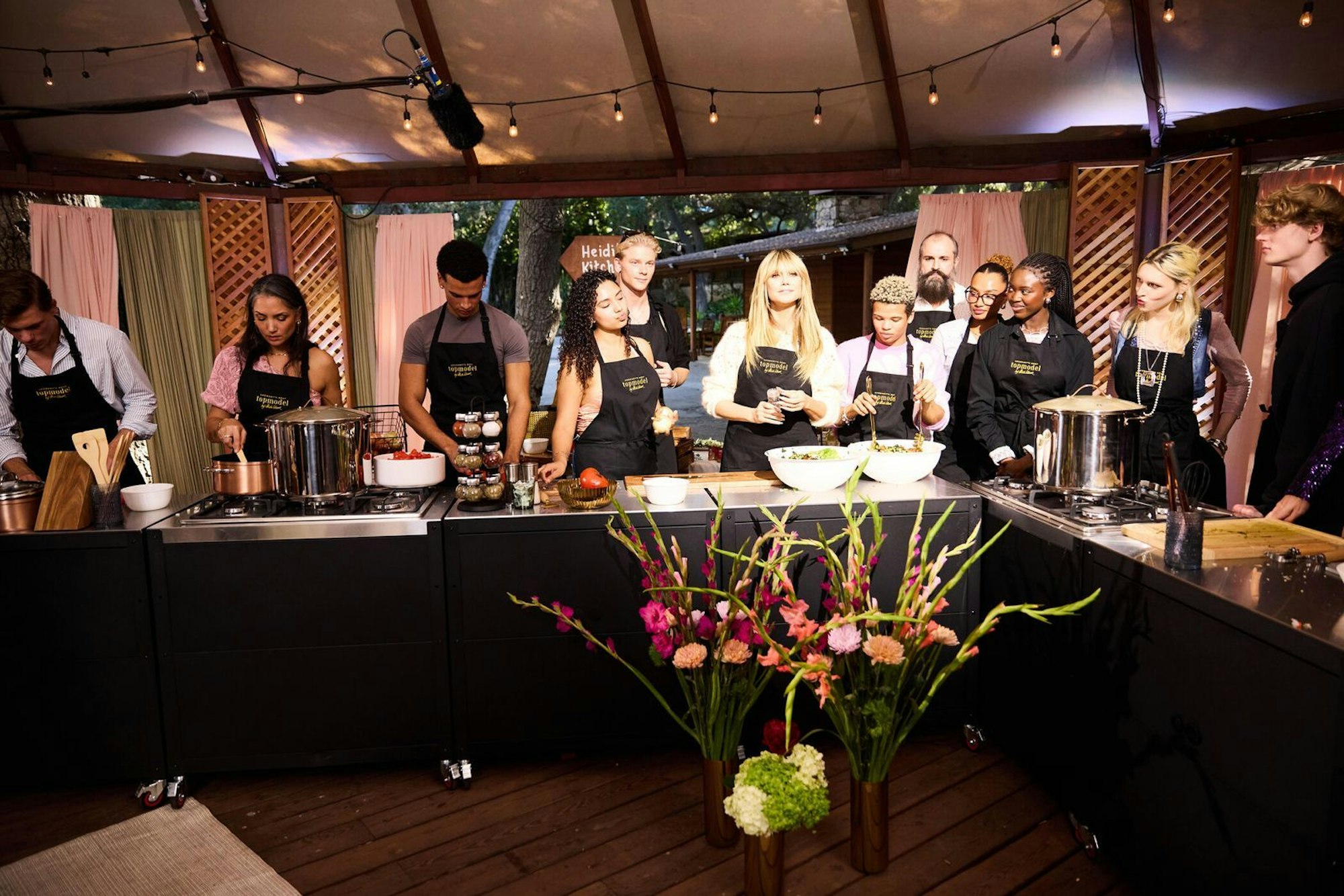 Auf der Ranch zeigt Heidi Klum den Boys und Girls, wie man Beinscheibensuppe kocht. (Bild: ProSieben/Max Montgomery)