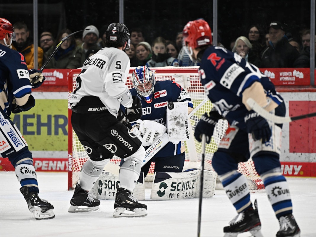 Spielszene im Duell Schwenningen gegen Kölner Haie.