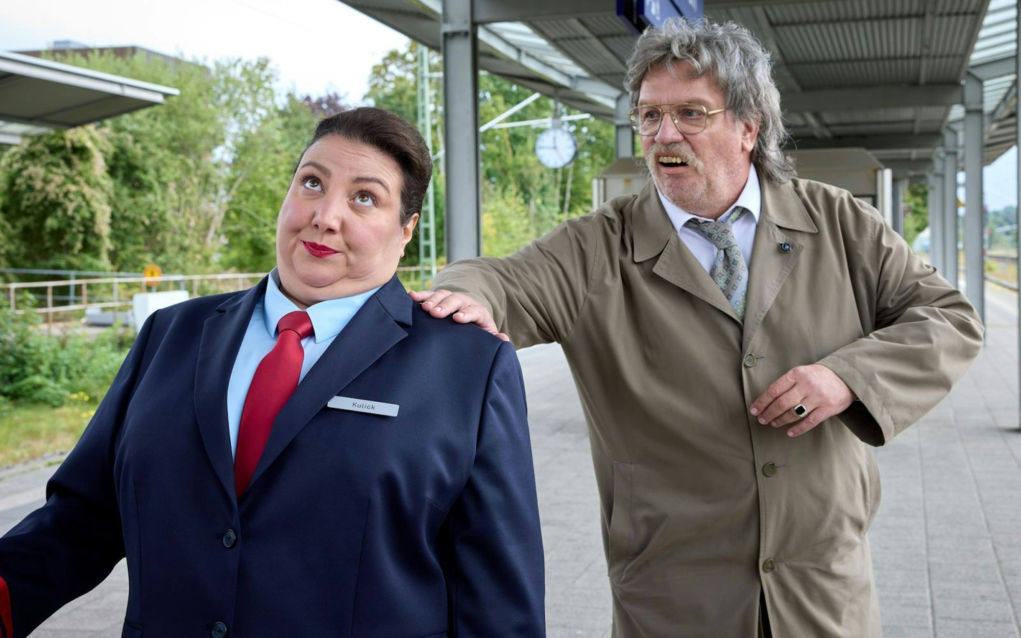 In „Horst Schlämmer sucht das Glück“ wird „knallhart nachjefracht“, auch bei der Bahn. Im Bild: Hauptdarsteller Hape Kerkeling mit Gaststar Meltem Kaptan. (Bild: Leonine/Sandra Hoever)