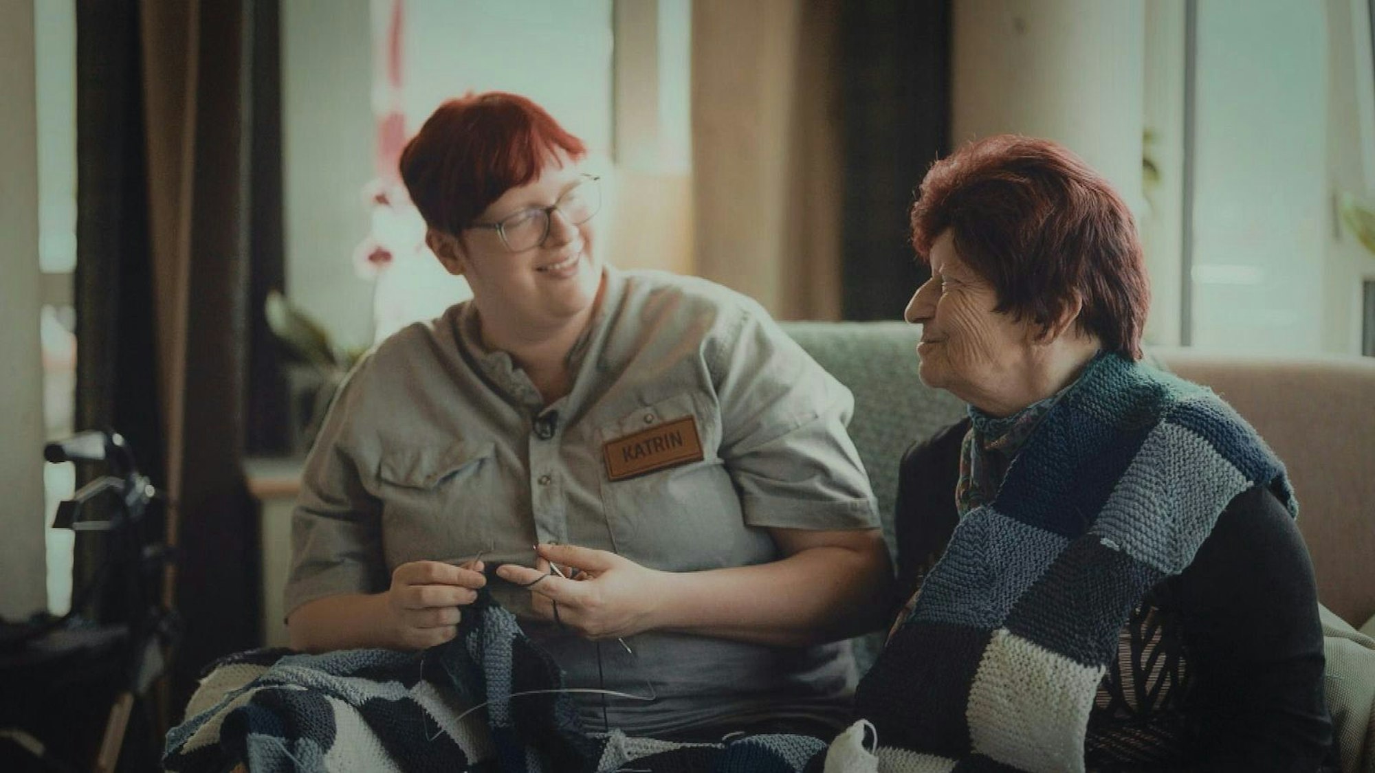 Katrin (l.) geht in ihrem Job in der Pflege voll auf. (Bild: RTL)