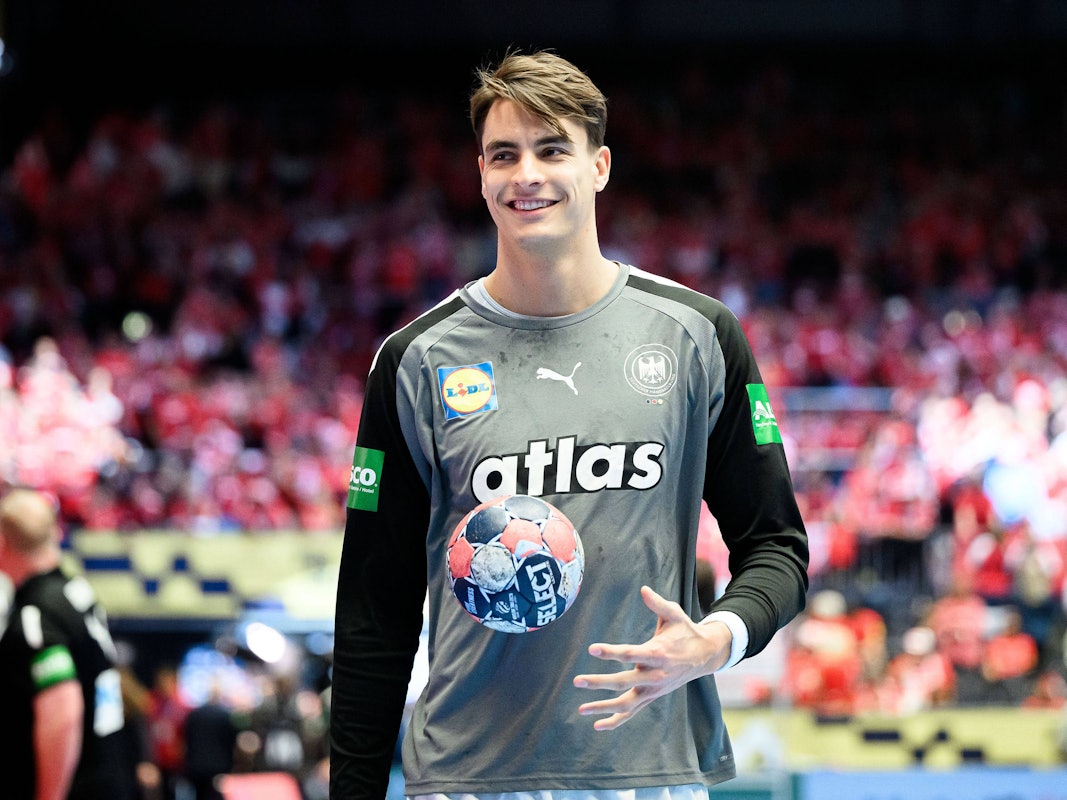 Julian Köster wärmt sich vor einem Spiel auf.