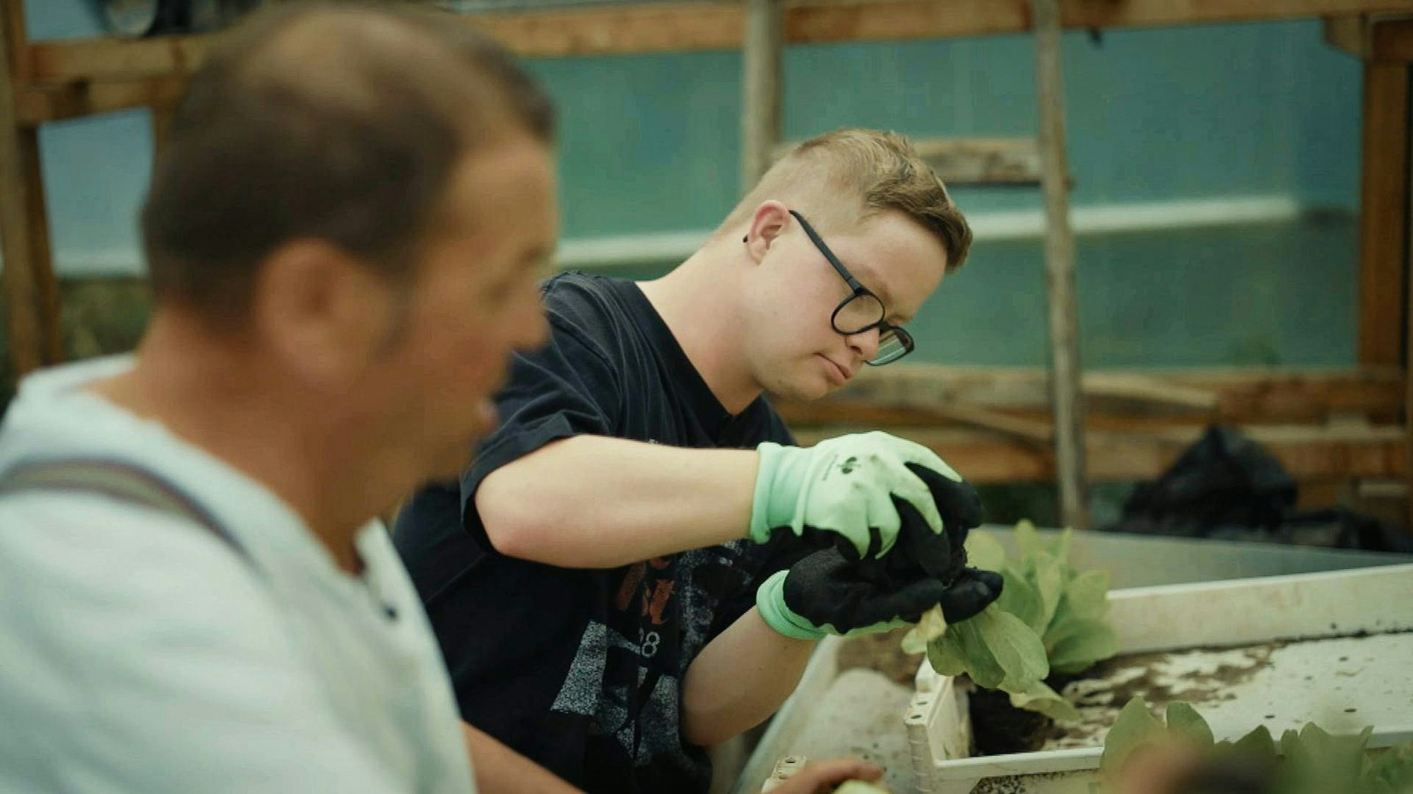 Eigentlich wollte Louis (r.) in der Herbstresidenz bleiben, doch jetzt gefällt es ihm in einer Gärtnerei. (Bild: RTL)