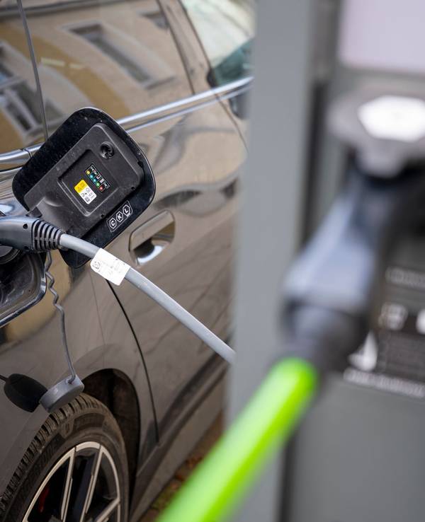 Elektroauto an Elektro-Ladesäule