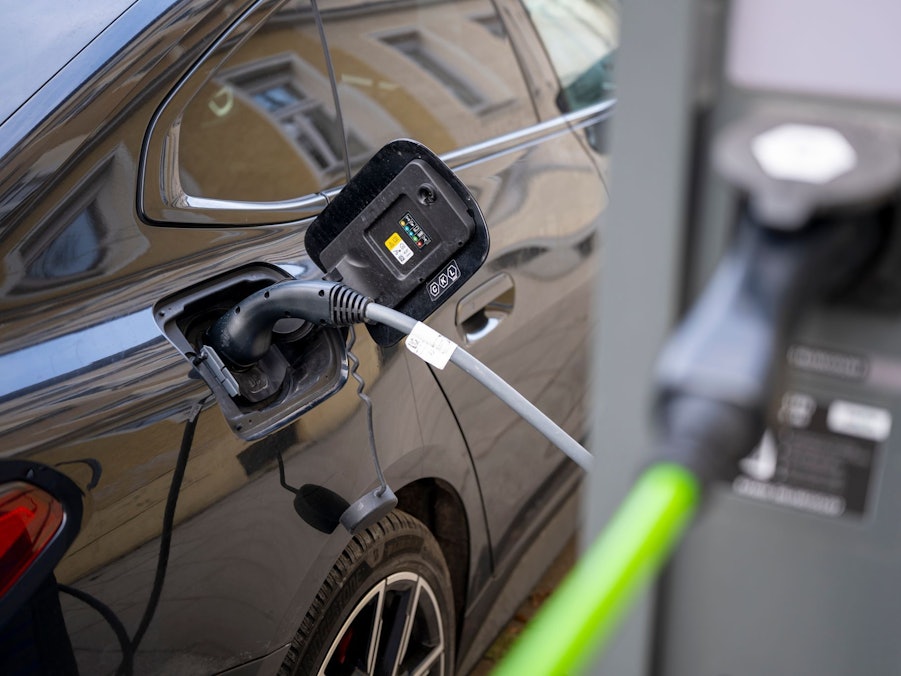 Elektroauto an Elektro-Ladesäule