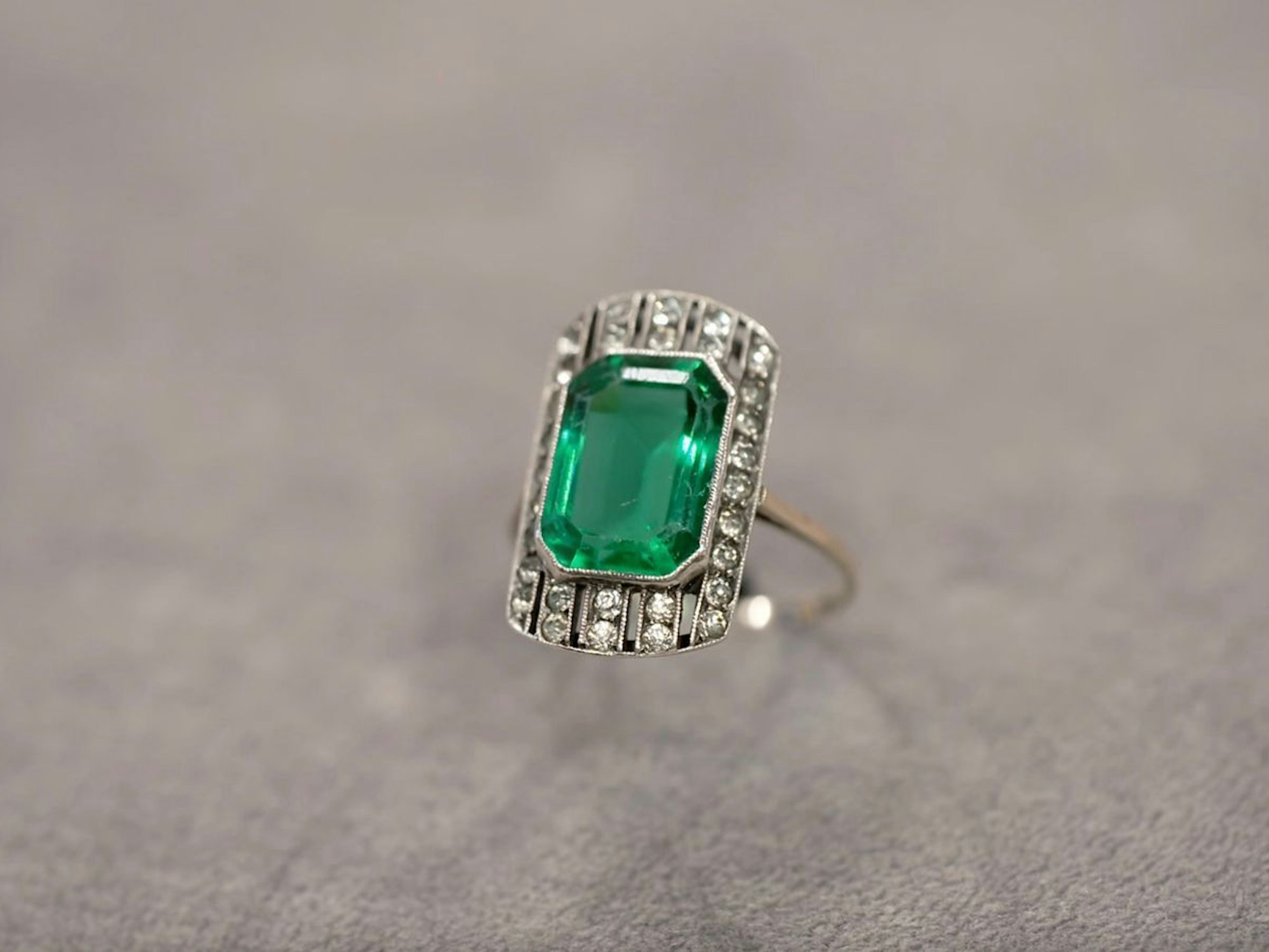 Patrick Lessmann datierte einen Art-déco-Schmuck aus 333er Gold und Silber in den 1920er-Jahren. Leider waren die Steine aber nur aus Glas. Deshalb schätzte er den Ring nur auf 80 bis 100 Euro. Der Wunschpreis lag bei 50 Euro. Doch Julian Schmitz-Avila zahlte dennoch 200 Euro. (Bild: ZDF)