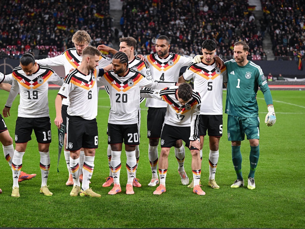 Die deutsche Nationalmannschaft vor der Aufstellung zum Mannschaftsfoto.
