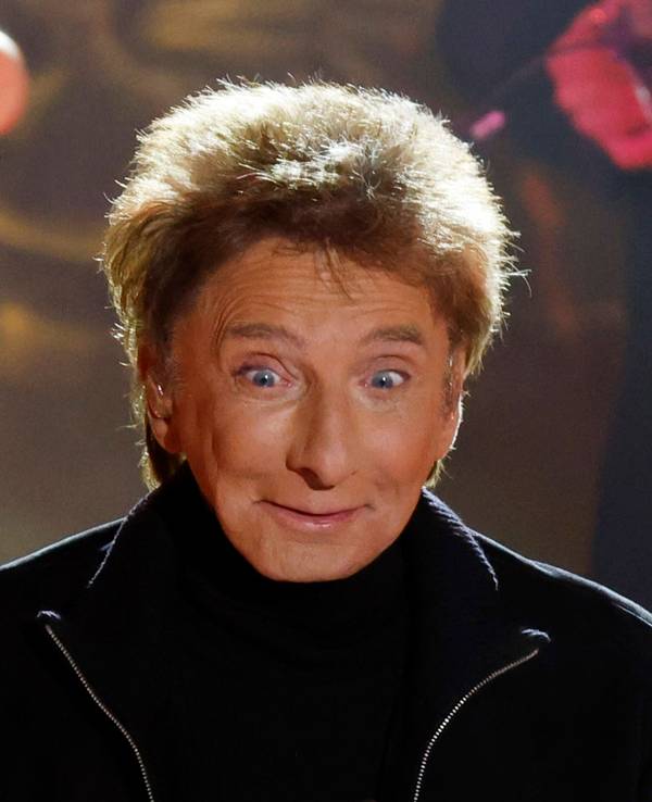 Barry Manilow bei einem Live-Auftritt im November 2023.