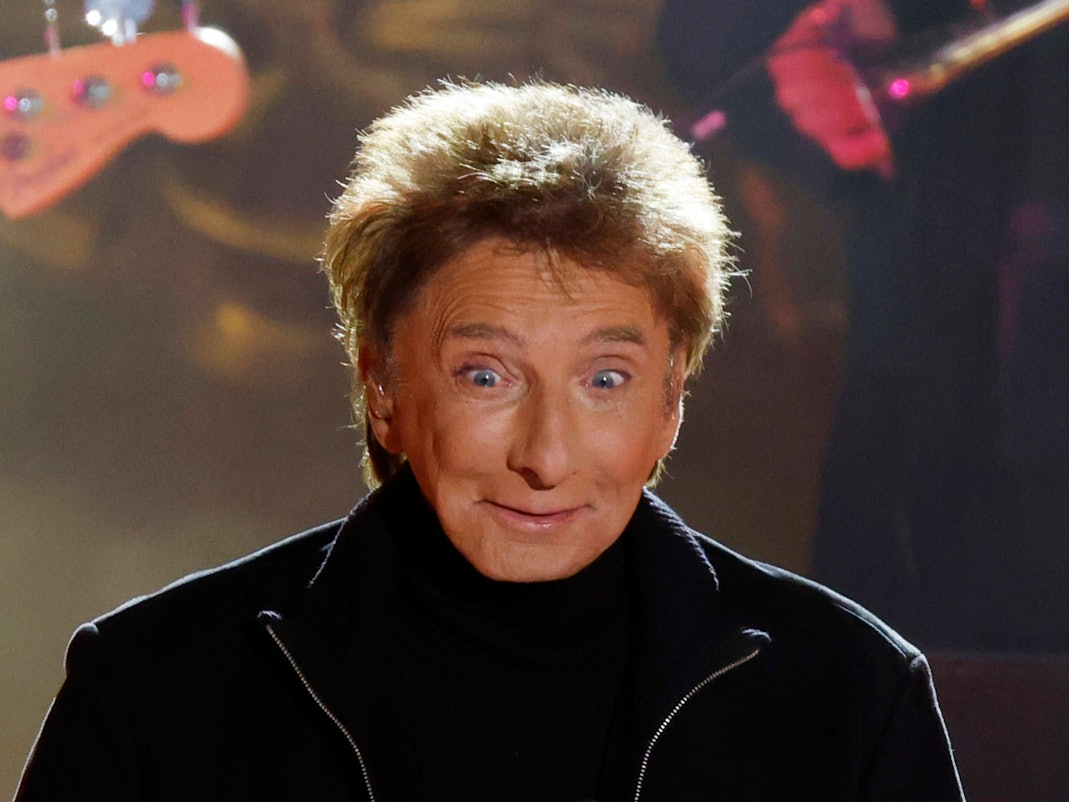 Barry Manilow bei einem Live-Auftritt im November 2023.