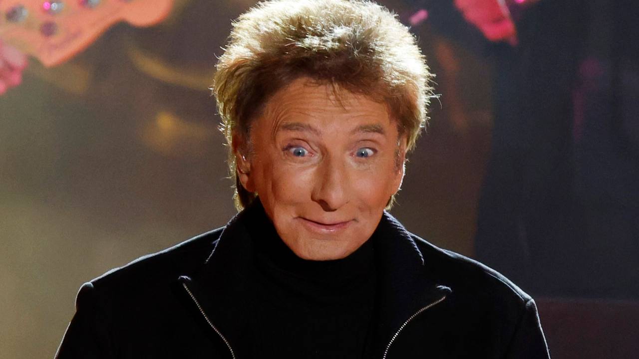 Barry Manilow bei einem Live-Auftritt im November 2023.