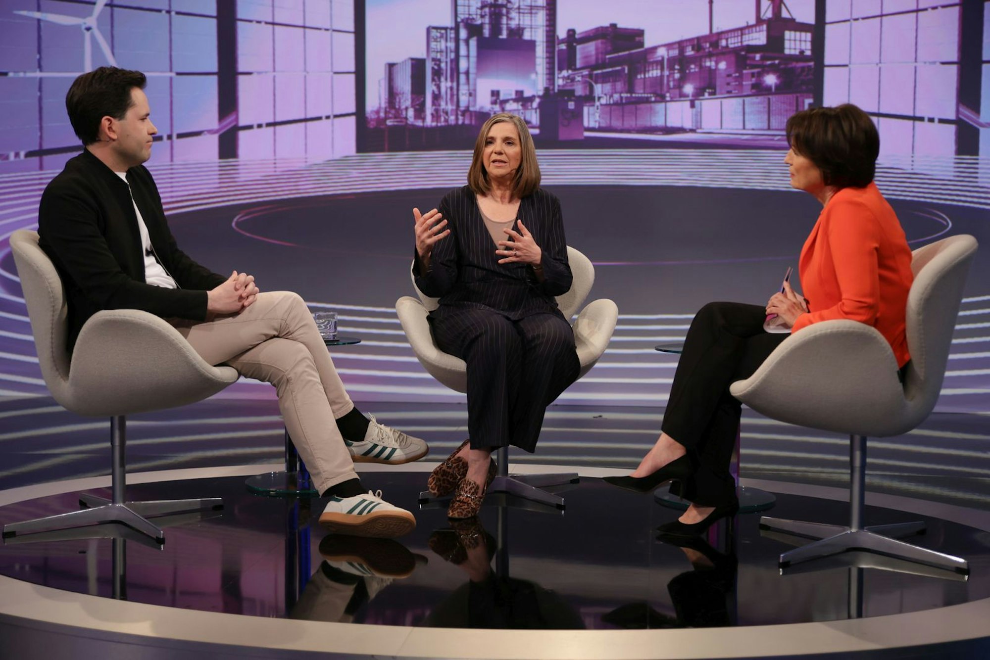Johannes Winkel und Katrin Göring-Eckardt brachten bei Sandra Maischberger (rechts) unterschiedliche Ideen zur Drosselung des Benzinpreises vor. (Bild: WDR / Dirk Borm)