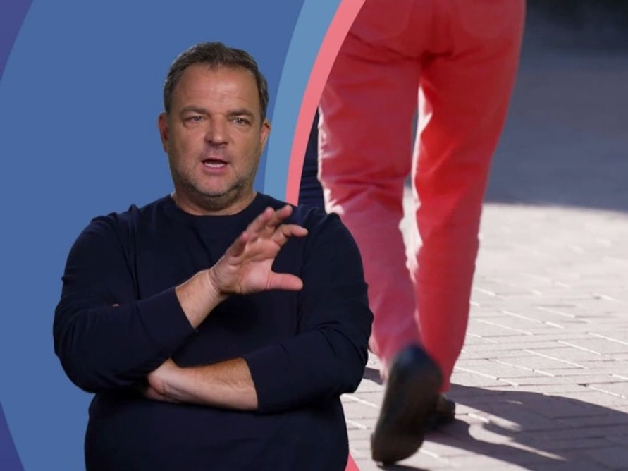 Welpe Nika hat beim Spaziergang in der Stadt noch große Probleme - ein Anblick, der Martin Rütter Sorgen bereitet. (Bild: RTL)