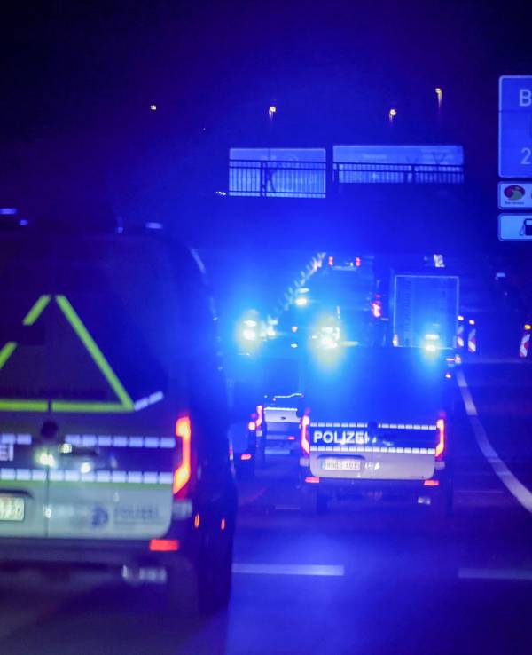 Fahrzeuge der Polizei begleiten den Castor-Transport im Konvoi auf der A3 in Höhe Bottrop.