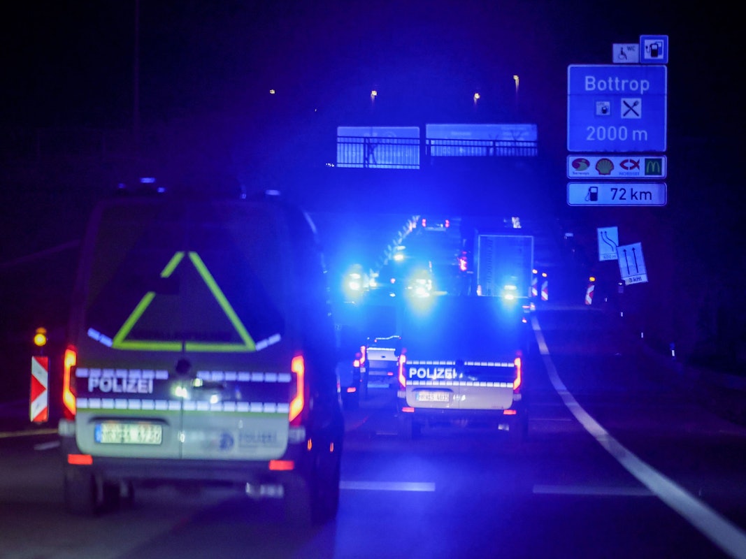 Fahrzeuge der Polizei begleiten den Castor-Transport im Konvoi auf der A3 in Höhe Bottrop.