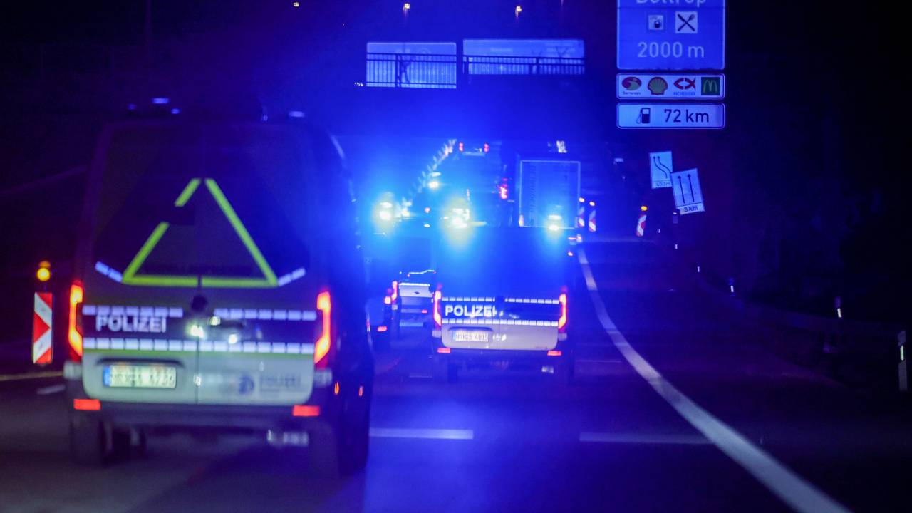 Fahrzeuge der Polizei begleiten den Castor-Transport im Konvoi auf der A3 in Höhe Bottrop.