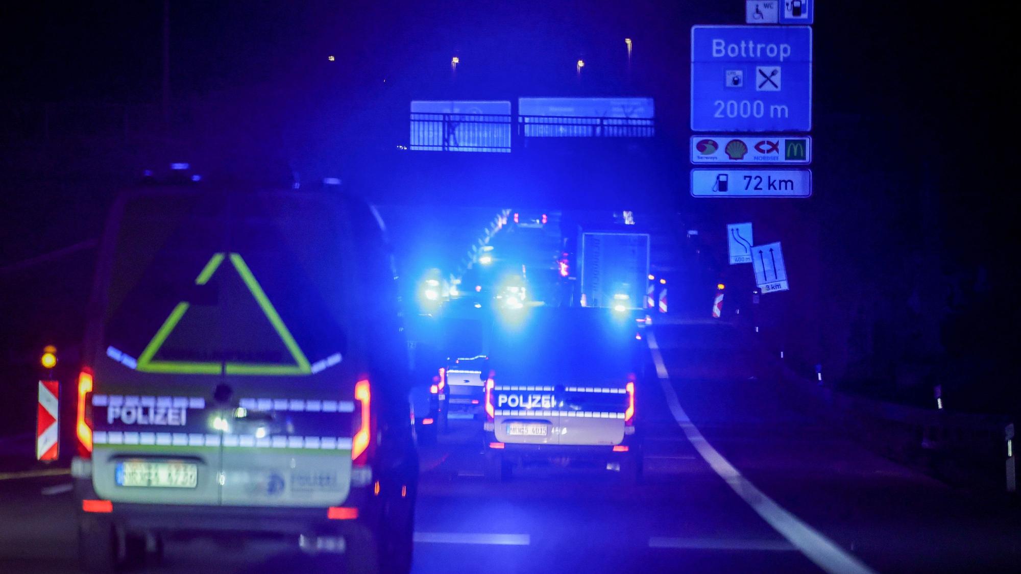 Fahrzeuge der Polizei begleiten den Castor-Transport im Konvoi auf der A3 in Höhe Bottrop.