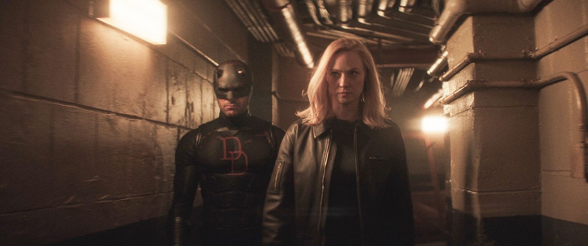 Karen Page (Deborah Ann Woll) ist zu allem entschlossen, um Daredevil (Charlie Cox) zu helfen. (Bild: Photo courtesy of Marvel Television. © 2026 MARVEL)