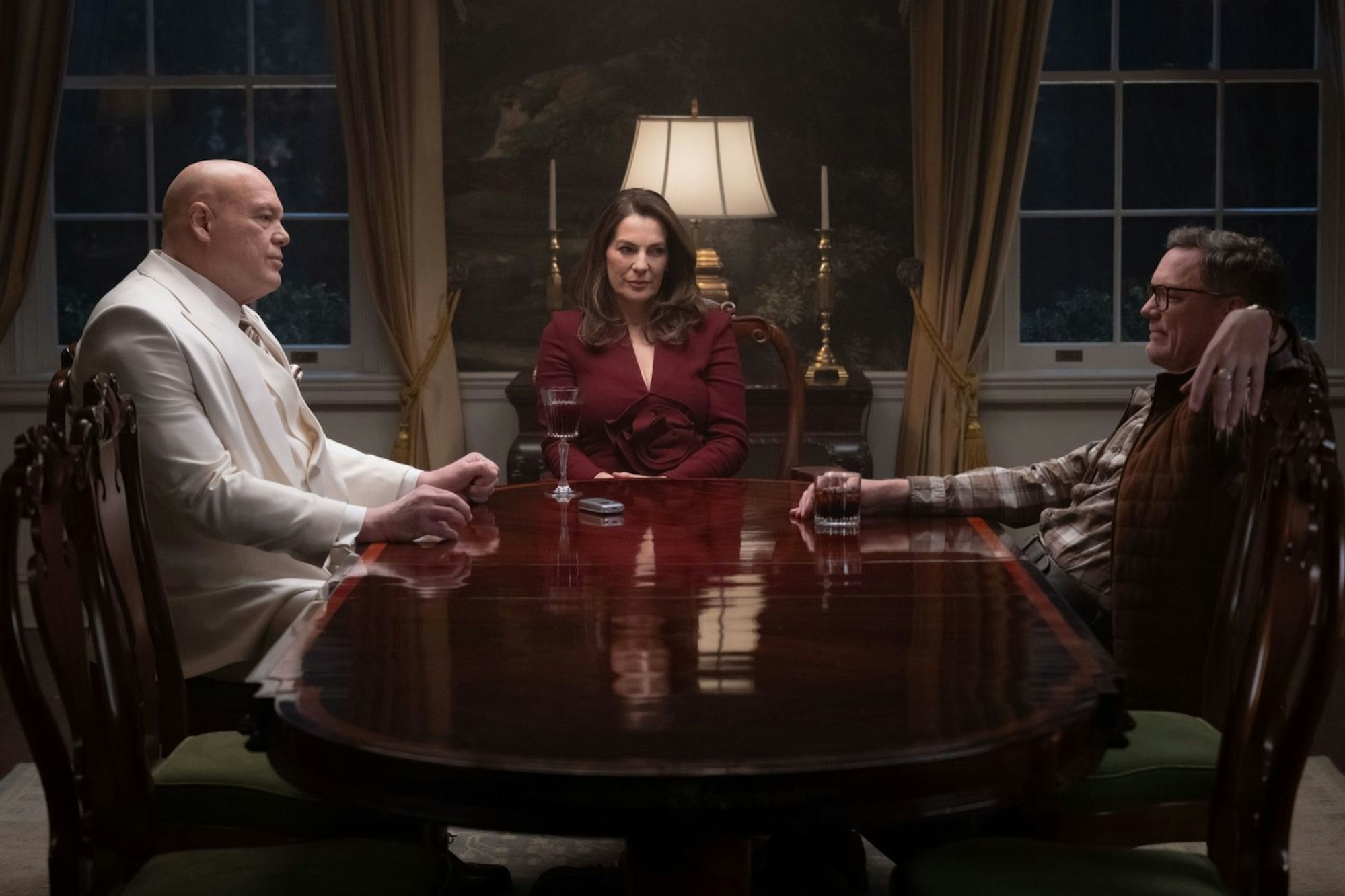 Wilson Fisk (Vincent D'Onofrio, links) und seine Frau Vanessa (Ayelet Zurer) sind nicht besonders angetan von unverschämten Auftreten des CIA-Ausputzers Mr. Charles (Matthew Lillard). (Bild: Photo by Jojo Whilden. © 2025 MARVEL.)