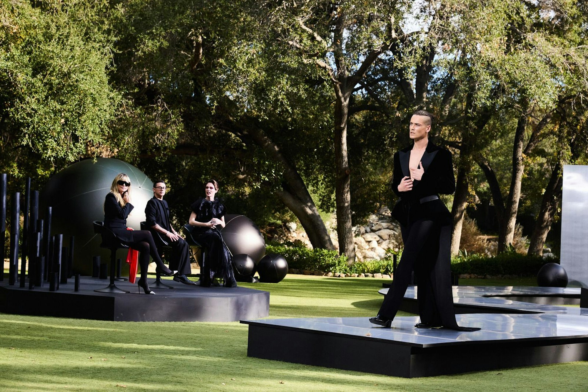 Louis überzeugt alle. Backstage nähert er sich Antonia immer mehr an. (Bild: ProSieben/Max Montgomery)