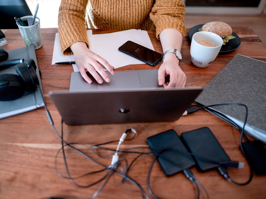 Frau sitzt an einem Laptop