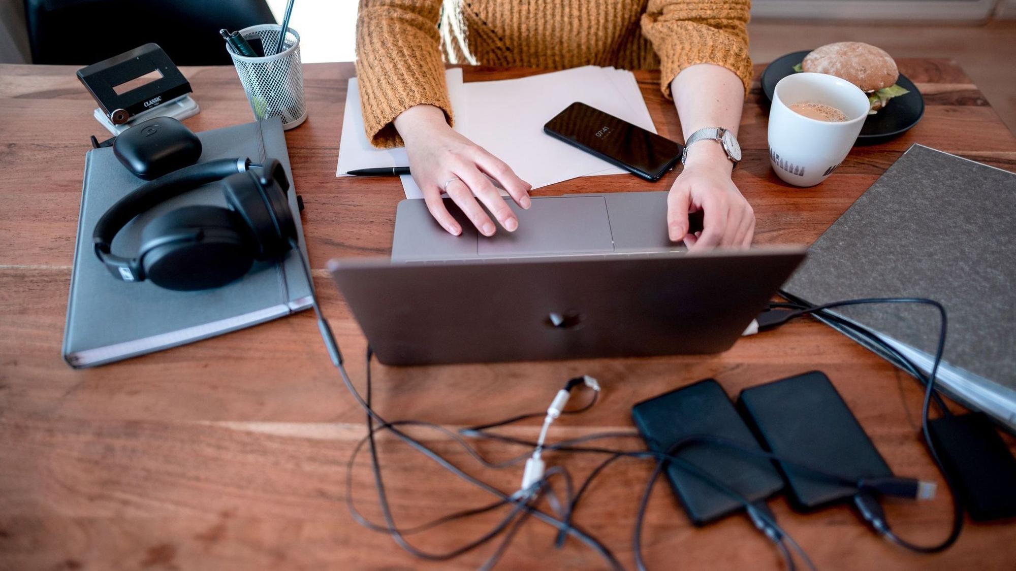 Frau sitzt an einem Laptop