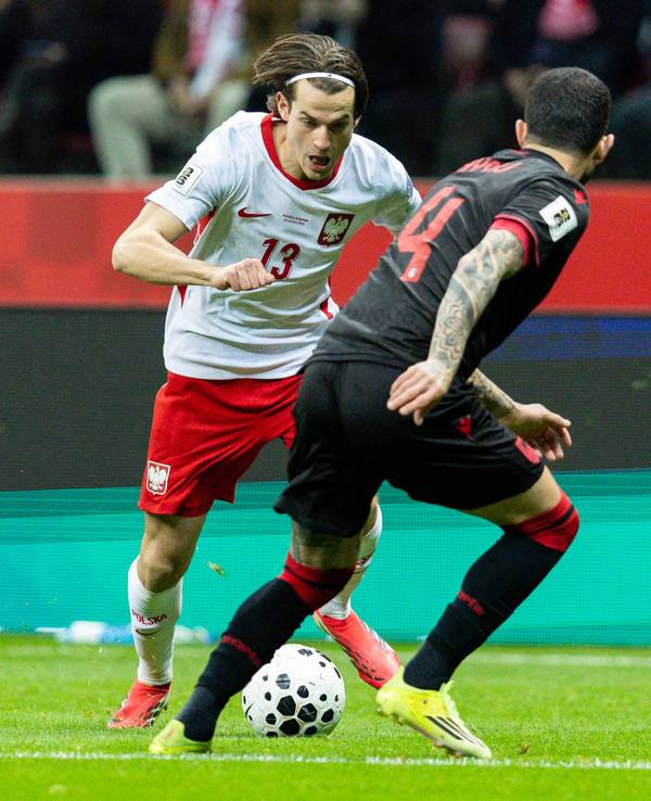 Polens Jakub Kaminski dribbelt gegen Albaniens Elseid Hysaj.