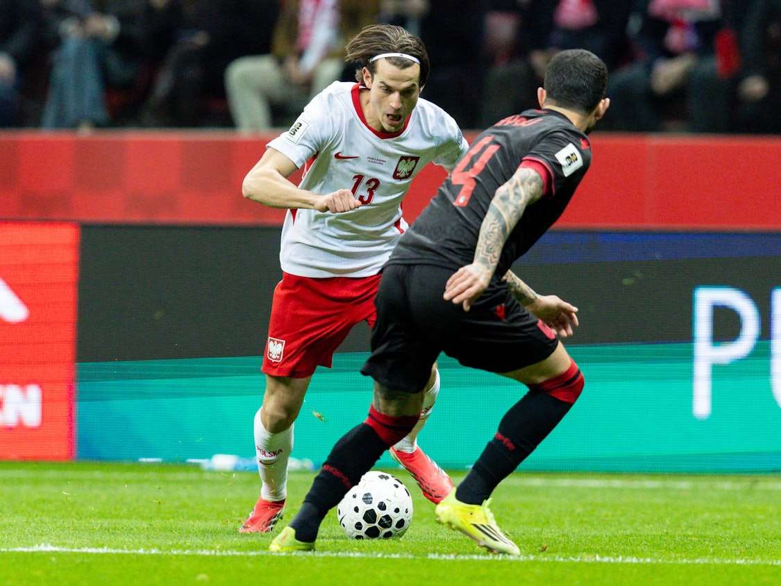Polens Jakub Kaminski dribbelt gegen Albaniens Elseid Hysaj.