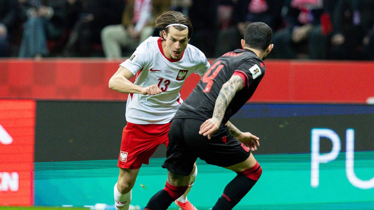 Polens Jakub Kaminski dribbelt gegen Albaniens Elseid Hysaj.