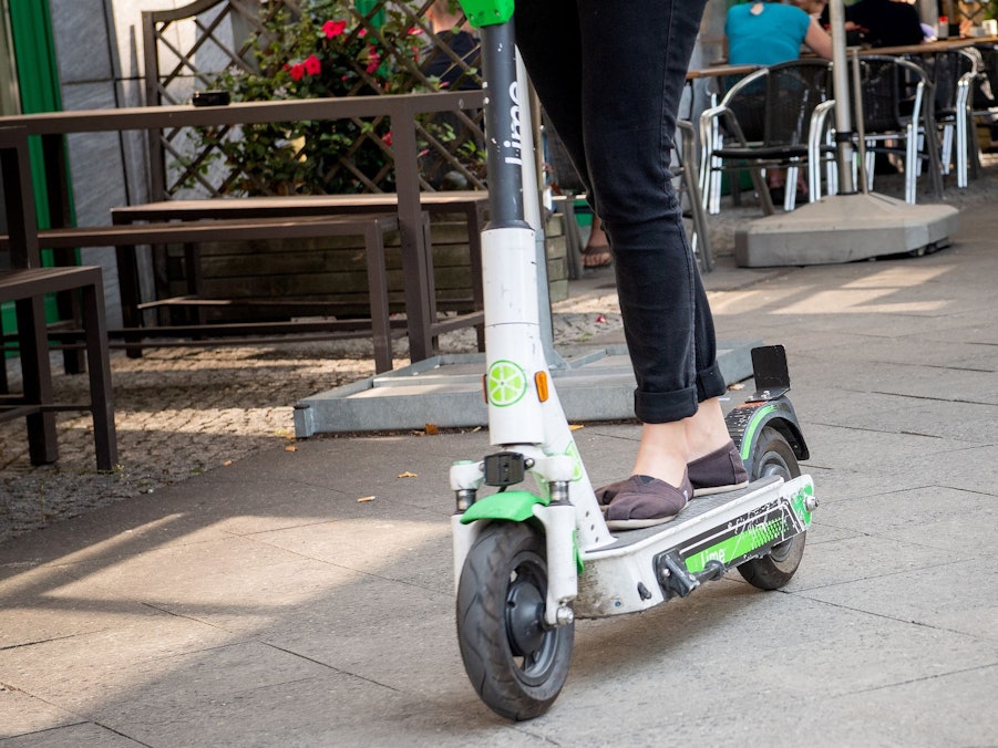 E-Scooter stehen auf dem Gehweg