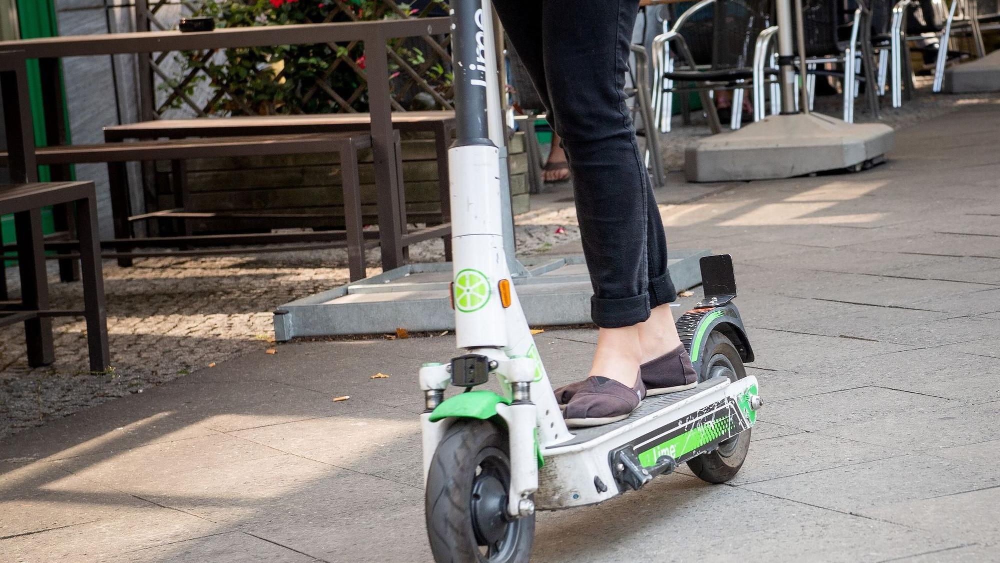 E-Scooter stehen auf dem Gehweg