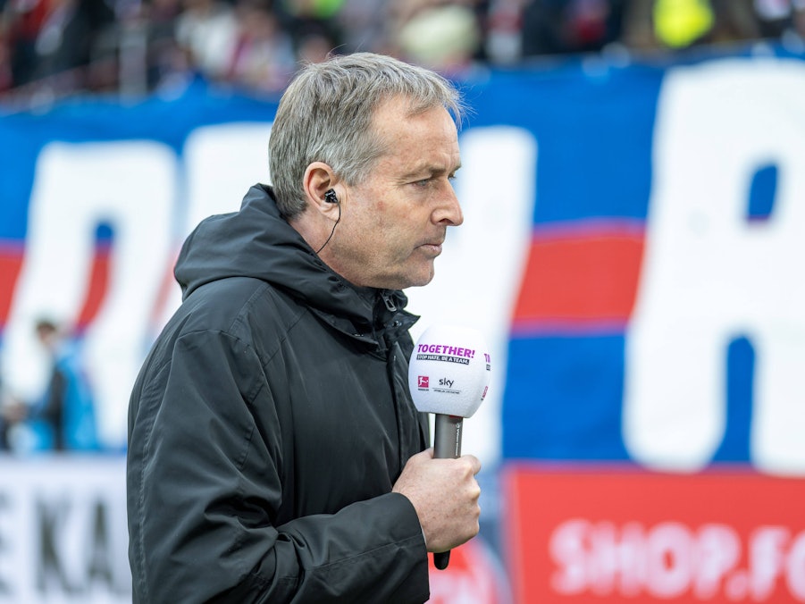 Kasper Hjulmand mit Mikrofon