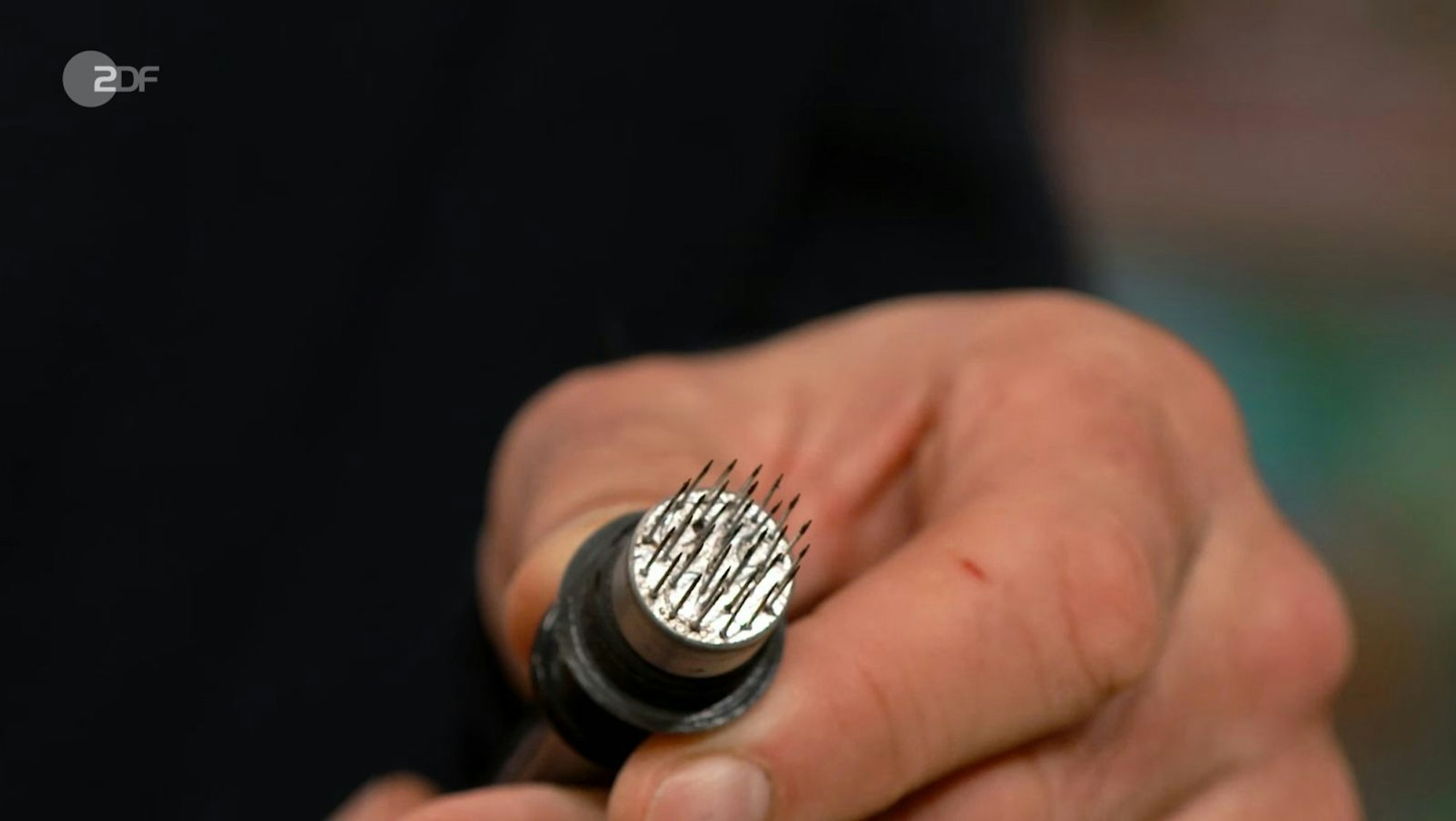 Ein Aufsatz mit rund 30 spitzen Nadeln wurde bei der Expertise sichtbar. (Bild: ZDF)