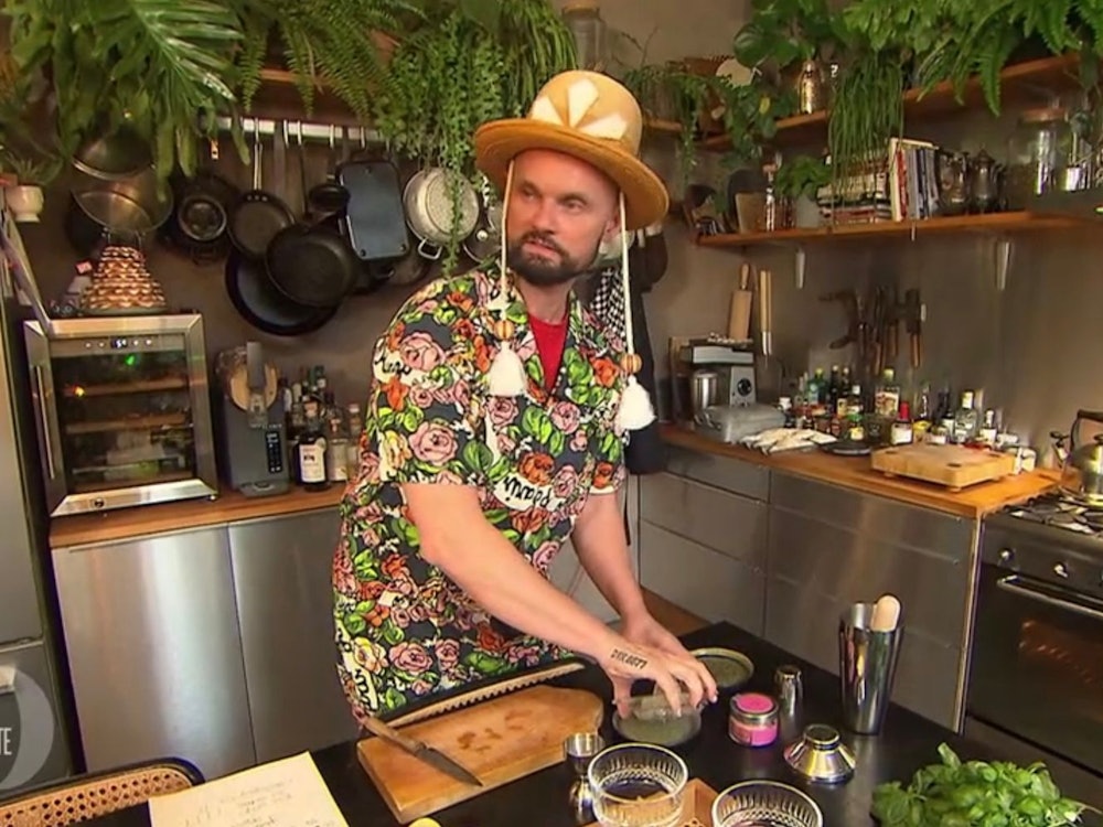 Deko-Profi Rolf (53) kocht in einer dschungelähnlichen Küche. (Bild: RTL)
